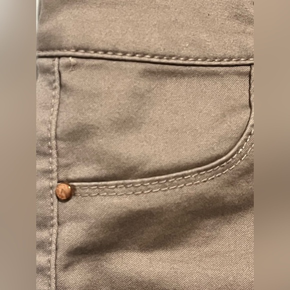 Refuge Women's Mauve High Waisted Button Up and Zipper Shorts Size 0 - Picture 5 of 15